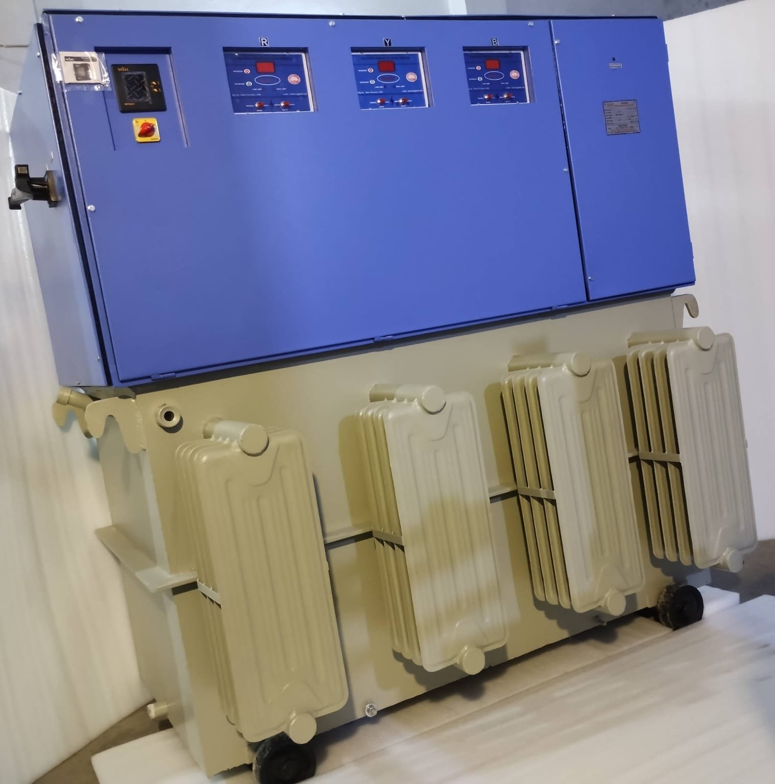 Oil cooled servo stabilizer
